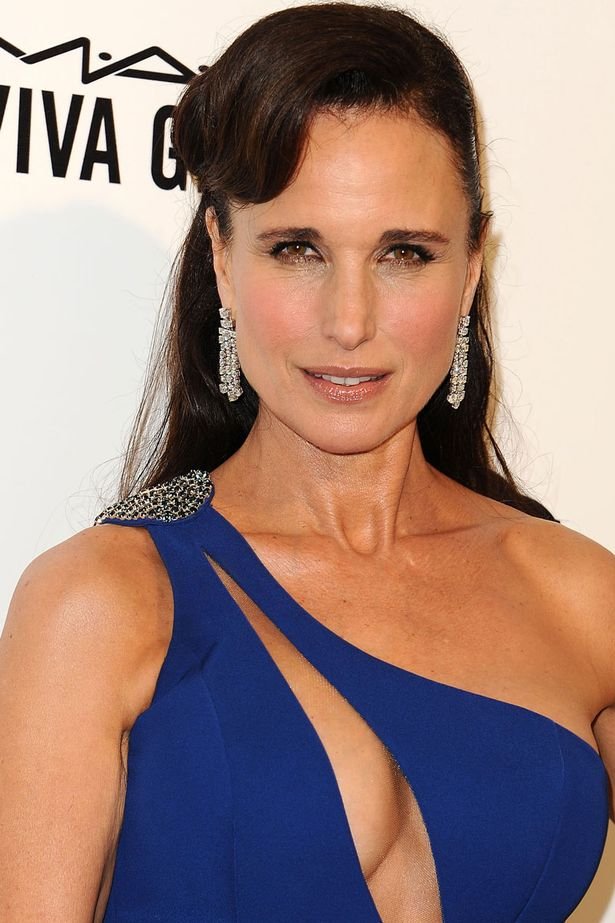 Οσκαρ 2016: Η Αντι ΜακΝτάουελ φόρεσε φουστάνι με σκίσιμο-μαχαιριά στο στήθος [εικόνες] | iefimerida.gr 1