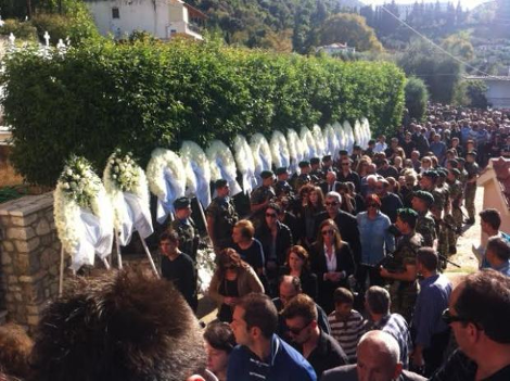 Με στρατιωτικές τιμές και αγήματα οι κηδείες των τριών στρατιωτών που έχασαν τη ζωή τους στο Βόλο [εικόνες & βίντεο] | iefimerida.gr 7