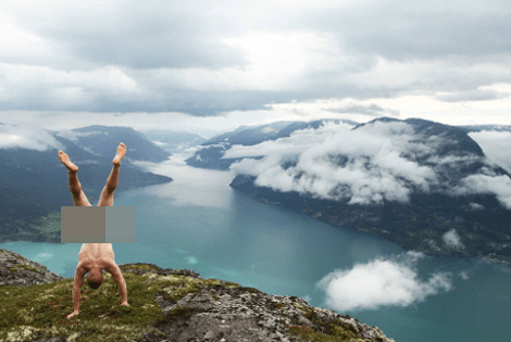 Ο άγνωστος επιδειξίας που φωτογραφίζεται κάνοντας κατακόρυφο γυμνός μπροστά από γνωστά μνημεία [εικόνες] | iefimerida.gr 0