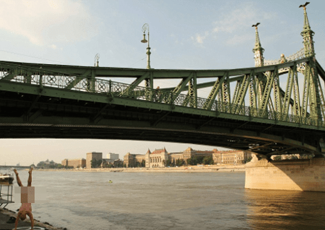 Ο άγνωστος επιδειξίας που φωτογραφίζεται κάνοντας κατακόρυφο γυμνός μπροστά από γνωστά μνημεία [εικόνες] | iefimerida.gr 9