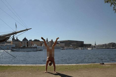 Ο άγνωστος επιδειξίας που φωτογραφίζεται κάνοντας κατακόρυφο γυμνός μπροστά από γνωστά μνημεία [εικόνες] | iefimerida.gr 10