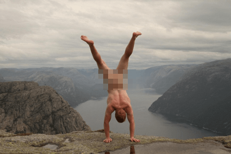 Ο άγνωστος επιδειξίας που φωτογραφίζεται κάνοντας κατακόρυφο γυμνός μπροστά από γνωστά μνημεία [εικόνες] | iefimerida.gr 12