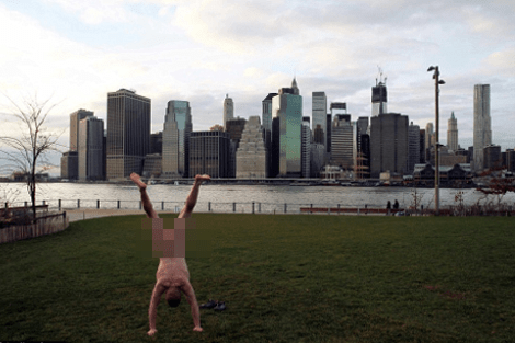 Ο άγνωστος επιδειξίας που φωτογραφίζεται κάνοντας κατακόρυφο γυμνός μπροστά από γνωστά μνημεία [εικόνες] | iefimerida.gr 14