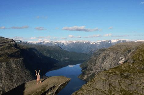 Ο άγνωστος επιδειξίας που φωτογραφίζεται κάνοντας κατακόρυφο γυμνός μπροστά από γνωστά μνημεία [εικόνες] | iefimerida.gr 15