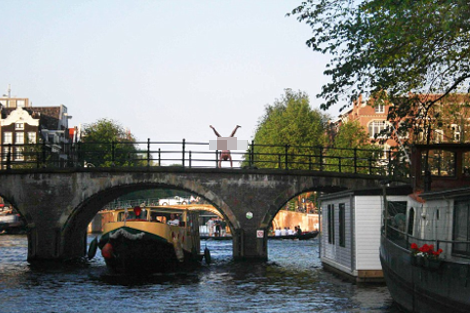 Ο άγνωστος επιδειξίας που φωτογραφίζεται κάνοντας κατακόρυφο γυμνός μπροστά από γνωστά μνημεία [εικόνες] | iefimerida.gr 1