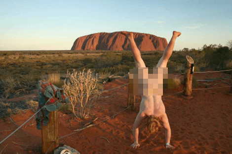 Ο άγνωστος επιδειξίας που φωτογραφίζεται κάνοντας κατακόρυφο γυμνός μπροστά από γνωστά μνημεία [εικόνες] | iefimerida.gr 2