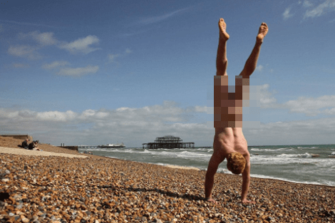 Ο άγνωστος επιδειξίας που φωτογραφίζεται κάνοντας κατακόρυφο γυμνός μπροστά από γνωστά μνημεία [εικόνες] | iefimerida.gr 3