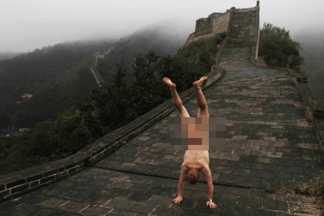 Ο άγνωστος επιδειξίας που φωτογραφίζεται κάνοντας κατακόρυφο γυμνός μπροστά από γνωστά μνημεία [εικόνες] | iefimerida.gr 4