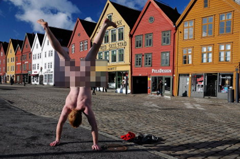 Ο άγνωστος επιδειξίας που φωτογραφίζεται κάνοντας κατακόρυφο γυμνός μπροστά από γνωστά μνημεία [εικόνες] | iefimerida.gr 5