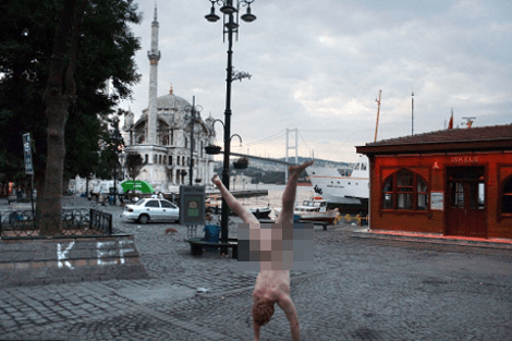 Ο άγνωστος επιδειξίας που φωτογραφίζεται κάνοντας κατακόρυφο γυμνός μπροστά από γνωστά μνημεία [εικόνες] | iefimerida.gr 6