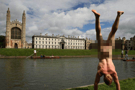 Ο άγνωστος επιδειξίας που φωτογραφίζεται κάνοντας κατακόρυφο γυμνός μπροστά από γνωστά μνημεία [εικόνες] | iefimerida.gr 7