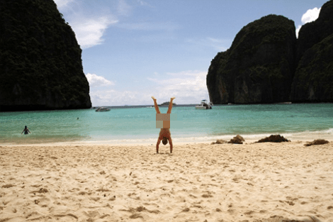 Ο άγνωστος επιδειξίας που φωτογραφίζεται κάνοντας κατακόρυφο γυμνός μπροστά από γνωστά μνημεία [εικόνες] | iefimerida.gr 8