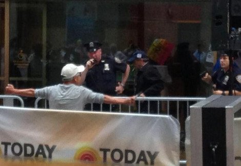 Σοκ - Ανδρας έκοψε τις φλέβες του on camera κατά τη διάρκεια εκπομπής [βίντεο] | iefimerida.gr 0