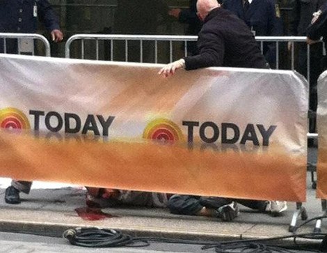 Σοκ - Ανδρας έκοψε τις φλέβες του on camera κατά τη διάρκεια εκπομπής [βίντεο] | iefimerida.gr 2