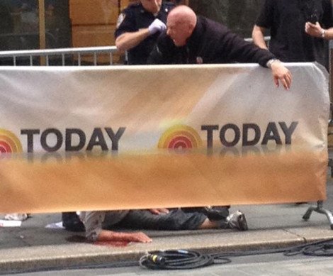 Σοκ - Ανδρας έκοψε τις φλέβες του on camera κατά τη διάρκεια εκπομπής [βίντεο] | iefimerida.gr 3