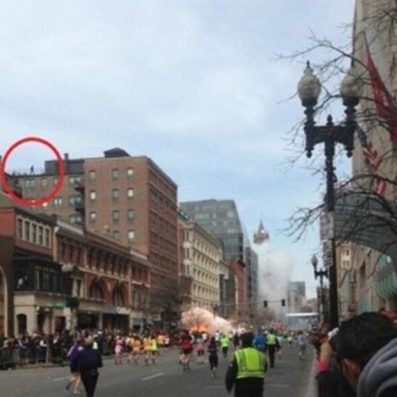 Τον άγνωστο άνδρα στην οροφή ενός κτιρίου αναζητούν οι αρχές της Βοστώνης [εικόνα] | iefimerida.gr 0