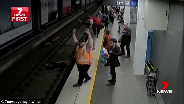 Βίντεο-σοκ: Ανδρας περιμένει το μετρό, λιποθυμά και πέφτει στις γραμμές | iefimerida.gr 0