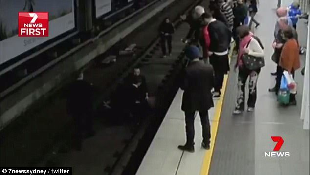 Βίντεο-σοκ: Ανδρας περιμένει το μετρό, λιποθυμά και πέφτει στις γραμμές | iefimerida.gr 1