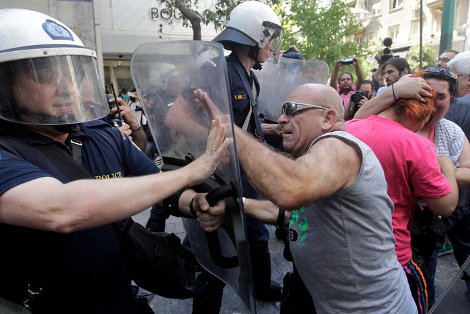 Ο μυστηριώδης, σωματώδης άνδρας που βρέθηκε απέναντι από τα ΜΑΤ μαζί με τις καθαρίστριες [εικόνες] | iefimerida.gr 2