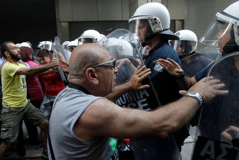 Ο μυστηριώδης, σωματώδης άνδρας που βρέθηκε απέναντι από τα ΜΑΤ μαζί με τις καθαρίστριες [εικόνες] | iefimerida.gr 3