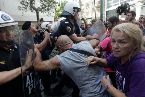Ο μυστηριώδης, σωματώδης άνδρας που βρέθηκε απέναντι από τα ΜΑΤ μαζί με τις καθαρίστριες [εικόνες] | iefimerida.gr 0