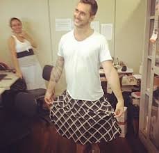 Βραζιλία: Φόρεσε τη φούστα της γυναίκας του όταν τού απαγόρεψαν να εργάζεται με βερμούδα [εικόνες] | iefimerida.gr 0