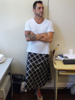 Βραζιλία: Φόρεσε τη φούστα της γυναίκας του όταν τού απαγόρεψαν να εργάζεται με βερμούδα [εικόνες] | iefimerida.gr 2