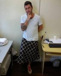 Βραζιλία: Φόρεσε τη φούστα της γυναίκας του όταν τού απαγόρεψαν να εργάζεται με βερμούδα [εικόνες] | iefimerida.gr 3