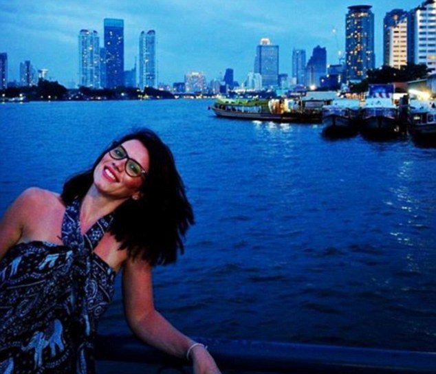 Υπέκυψε στα τραύματά της η Ρουμάνα τουρίστρια που είχε πέσει στον Τάμεση για να σωθεί [εικόνες]  | iefimerida.gr 0