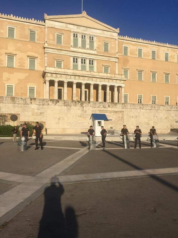 Στα δύο το Σύνταγμα: Αντιεξουσιαστές κόντρα στους «Μένουμε Ευρώπη» [εικόνες] | iefimerida.gr 10