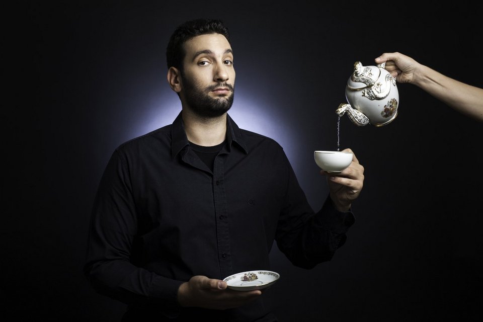 Το Stand up Comedy του Ανδρέα Πασπάτη είναι μία πρόσκληση για τσάι [εικόνες]  | iefimerida.gr 1