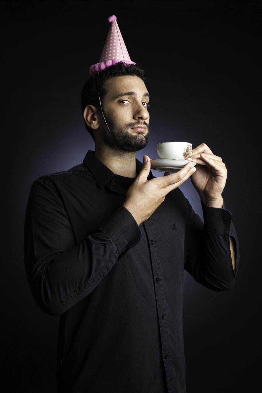 Το Stand up Comedy του Ανδρέα Πασπάτη είναι μία πρόσκληση για τσάι [εικόνες]  | iefimerida.gr 0