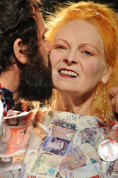 25 χρόνια διαφορά: Η Vivienne Westwood και ο σύζυγός της αψηφούν το χρόνο [εικόνες] | iefimerida.gr 8