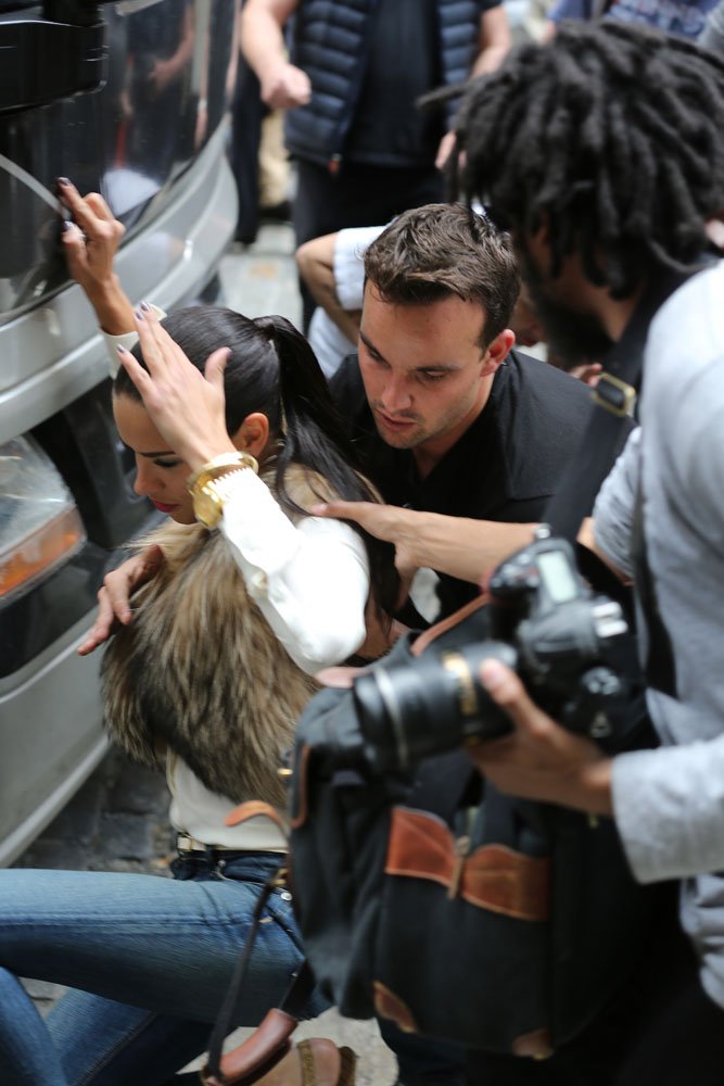 Ενας «Αγγελος» σαν την Αντριάνα Λίμα πέφτει στη Γη... κυριολεκτικά και καρφώνεται σε έναν καθρέπτη [βίντεο] | iefimerida.gr 0