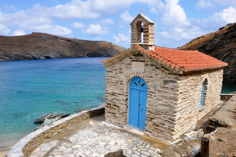 H Μενεγάκη με ροζ φουλάρι, μοβ σαγιονάρα και ατημέλητο look παρουσιάζει τις καλοκαιρινές της διακοπές [εικόνες] | iefimerida.gr 2