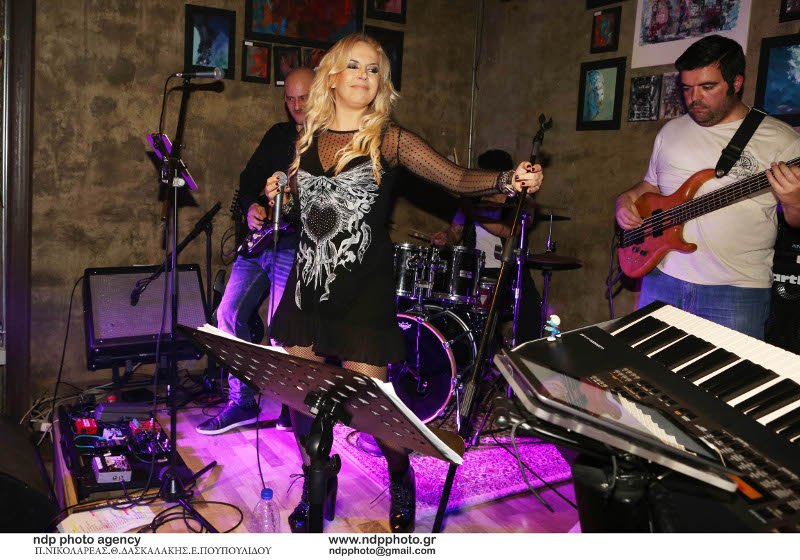 Αγνώριστη η «Ξανθίππη» από το «50-50» -Eφτιαξε ροκ συγκρότημα και... τα σπάει [εικόνες] | iefimerida.gr 1