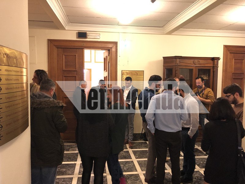 Δημοσιογράφοι έξω από το γραφείο που θα συνεδριάσει η ΚΟ των ΑΝΕΛ