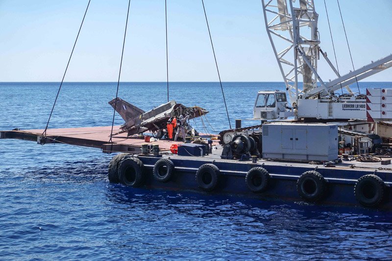 Καρέ καρέ η εντυπωσιακή ανέλκυση μαχητικού F-16 στην Κρήτη [εικόνες & βίντεο] | iefimerida.gr 7