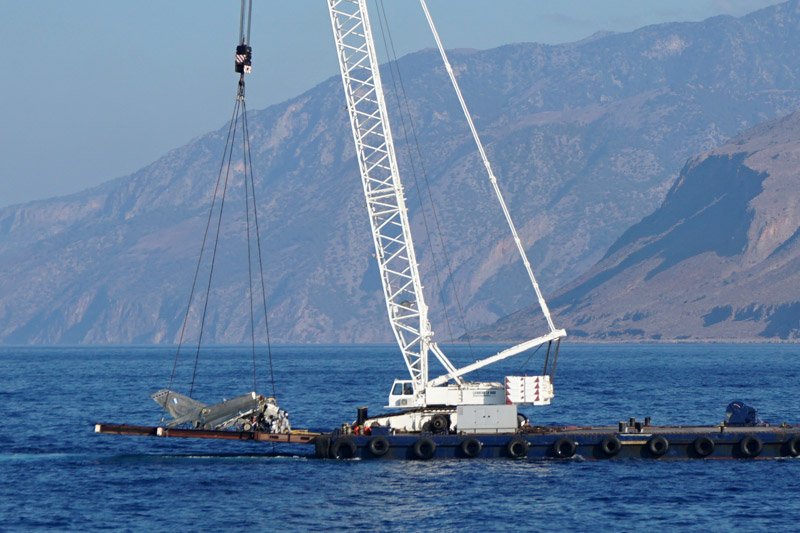 Καρέ καρέ η εντυπωσιακή ανέλκυση μαχητικού F-16 στην Κρήτη [εικόνες & βίντεο] | iefimerida.gr 10