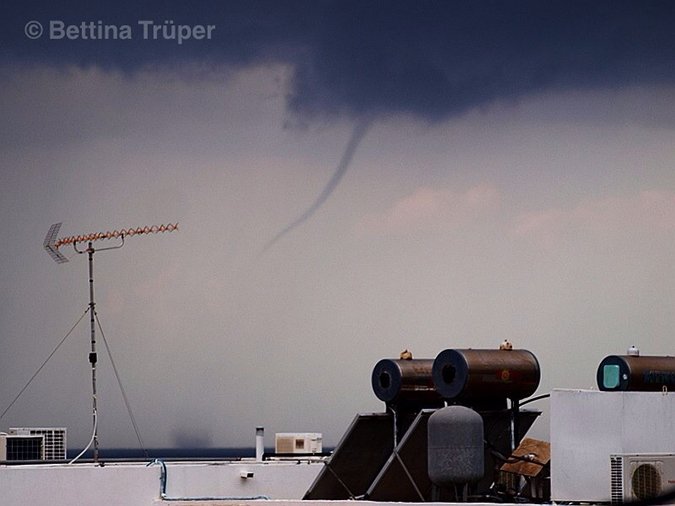 Εντυπωσιακές φωτογραφίες από τον υδροστρόβιλο που επισκέφθηκε τα Σφακιά [εικόνες] | iefimerida.gr 1