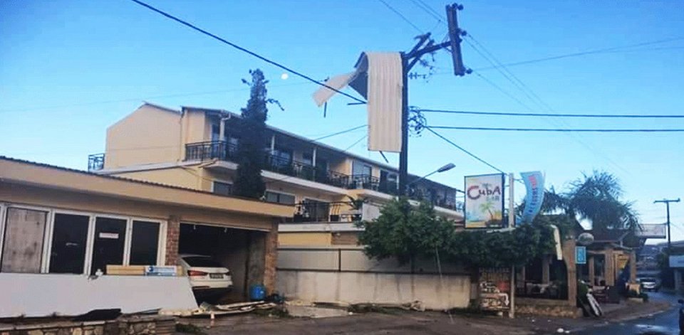 Ανεμοστρόβιλος σάρωσε τη Ζάκυνθο -Σήκωσε στέγες, έριξε δέντρα [εικόνες] | iefimerida.gr 0