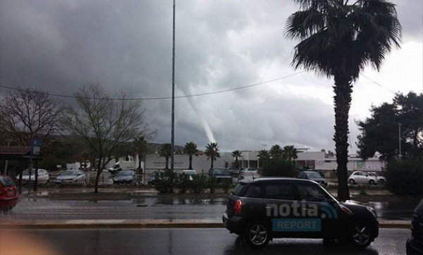  Ανεμοστρόβιλος «χτύπησε» τη Βάρκιζα [εικόνες] | iefimerida.gr 2