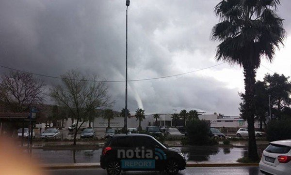  Ανεμοστρόβιλος «χτύπησε» τη Βάρκιζα [εικόνες] | iefimerida.gr 0