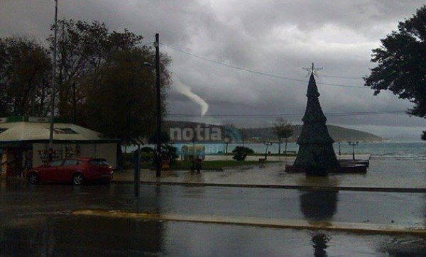  Ανεμοστρόβιλος «χτύπησε» τη Βάρκιζα [εικόνες] | iefimerida.gr 1