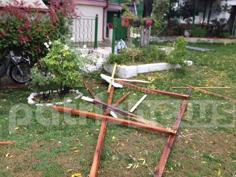 Ανεμοστρόβιλος σήκωσε «στον αέρα» χωριό στον Πύργο [εικόνες]  | iefimerida.gr 4