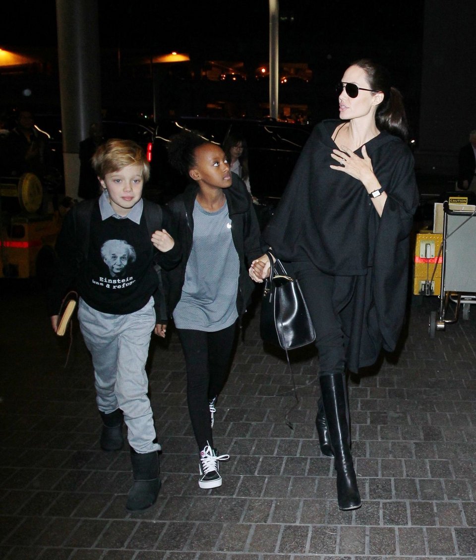 Η αμερικάνικη Vogue σχολιάζει το ντύσιμο της Αντζελίνα Τζολί στο Μαξίμου [εικόνες] | iefimerida.gr 1