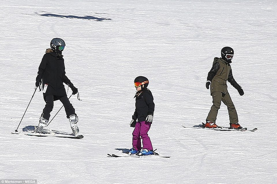  Η Αντζελίνα Τζολί στο Κολοράντο για σκι με τα 6 της παιδιά -Χωρίς τον Μπραντ Πιτ [εικόνες] | iefimerida.gr 5