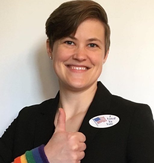 Στις κάλπες οι ψηφοφόροι με τα... κοστούμια -Υιοθετούν το στυλ της Χίλαρι [εικόνες]  | iefimerida.gr 3