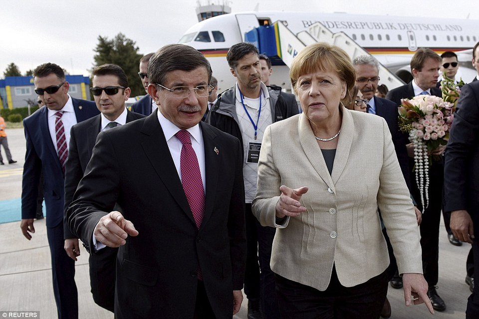 To δύσκολο ταξίδι της Ανγκελα Μέρκελ στην Τουρκία -Παίζουν τη γάτα με το ποντίκι [εικόνες] | iefimerida.gr 0