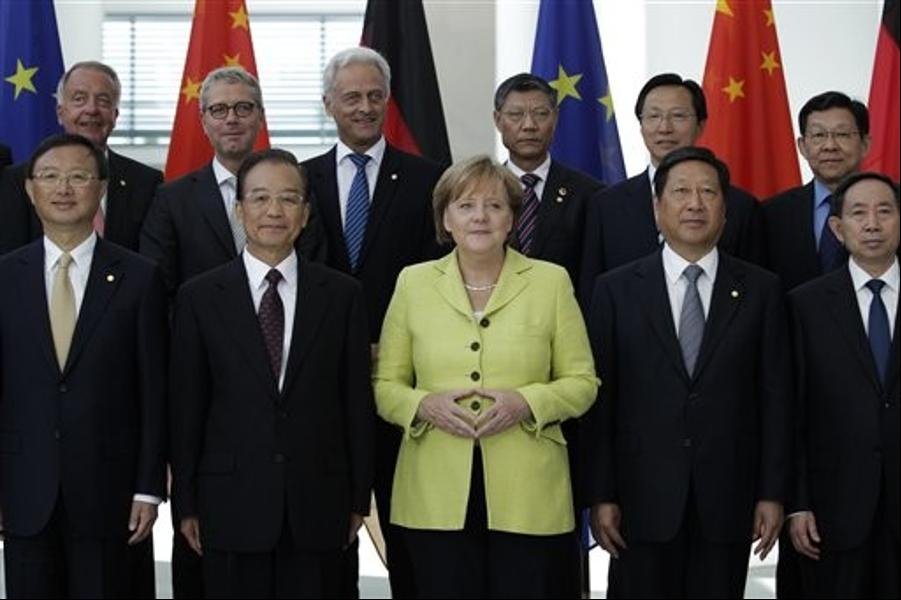 Πώς η μόδα βοήθησε τις γυναίκες πολιτικούς στην καριέρα τους -Τα χρωματιστά κοστούμια της Μέρκελ, οι κοτσίδες της Τιμοσένκο [εικόνες] | iefimerida.gr 4